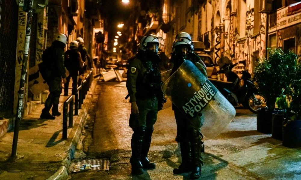 Εξάρχεια: Επιθέσεις με πέτρες και μπουκάλια δέχθηκαν διμοιρίες των ΜΑΤ